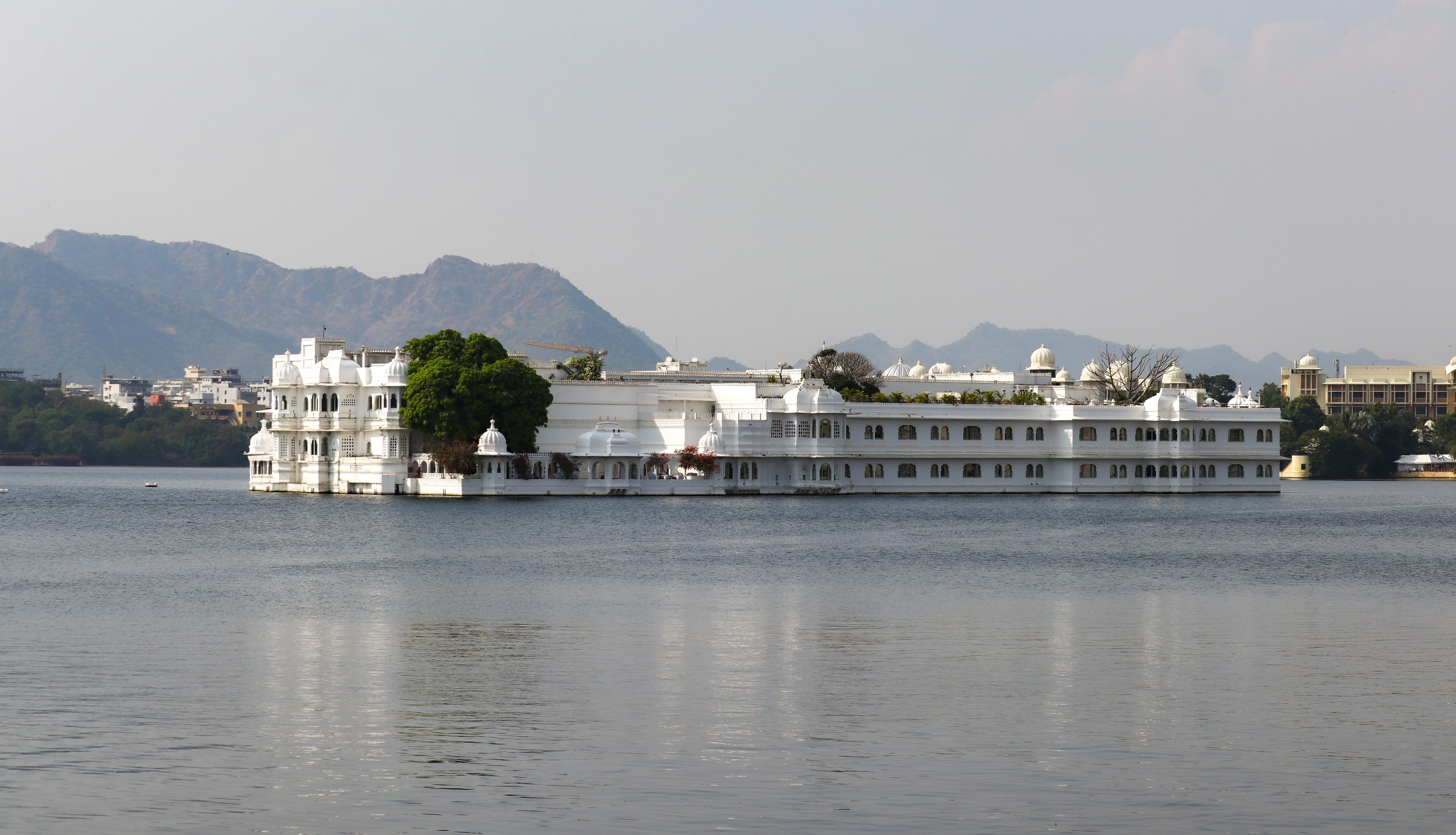 Choose the Best Luxury Car Rental Service in Udaipur
